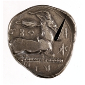 Οπισθότυπος 'SilCoinCy A7695, acc.no.: 1944.100.58065. Silver coin of king Evagoras I of Salamis 411 - 374 BC. Weight: 10.526g, Axis: 9h, Diameter: -. Obverse type: Heracles hd. r.. Obverse symbol: -. Obverse legend: - in Cypriot syllabic. Reverse type: goat lying r.. Reverse symbol: -. Reverse legend: pa-si-le-wo-se / E Y in Cypriot syllabic + Greek.