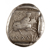 Οπισθότυπος 'SilCoinCy A7676, acc.no.: 1977.158.589. Silver coin of king Stasioikos of Marion 450 - 400 BC. Weight: 10.779g, Axis: 9h, Diameter: -. Obverse type: Apollo hd. r.. Obverse symbol: -. Obverse legend: pa-si-le-wo-(se) in Cypriot syllabic. Reverse type: female riding bull r., within incuse square. Reverse symbol: -. Reverse legend: sa-ta-si-o-i-ko-(ne) in Cypriot syllabic.
